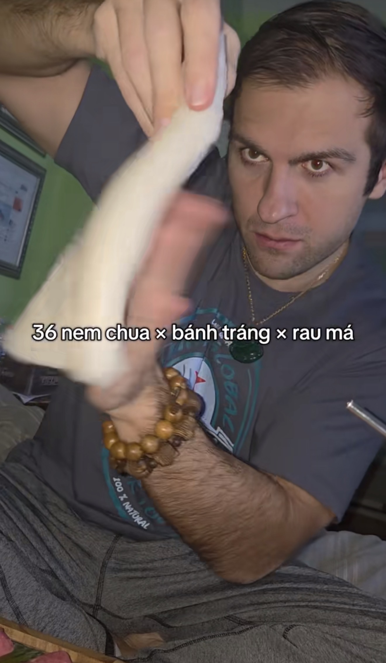 Khách Mỹ tự nhận là “Tây Thanh Hóa” gây sốt với món pizza nem chua rau má
