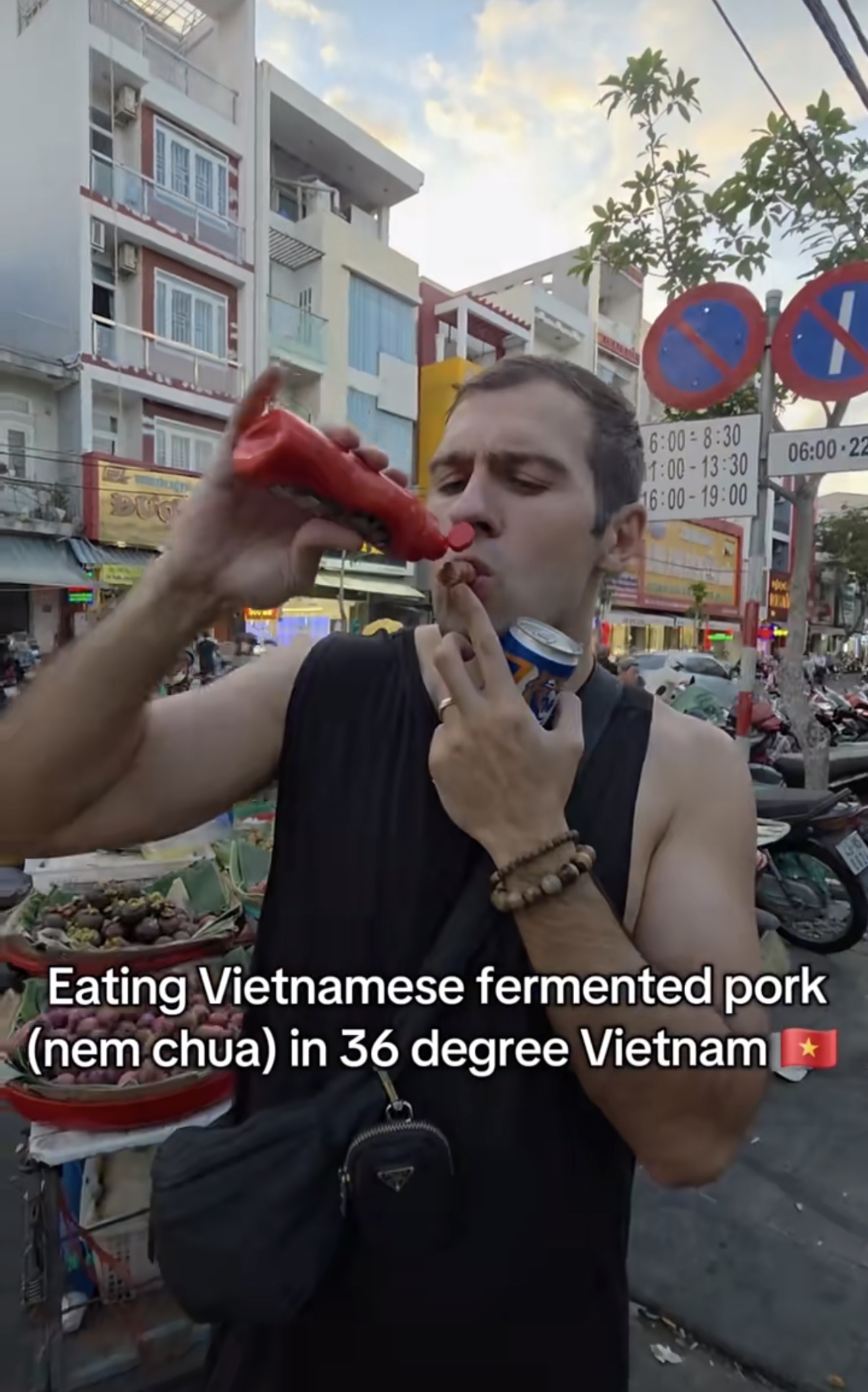 Khách Mỹ tự nhận là “Tây Thanh Hóa” gây sốt với món pizza nem chua rau má