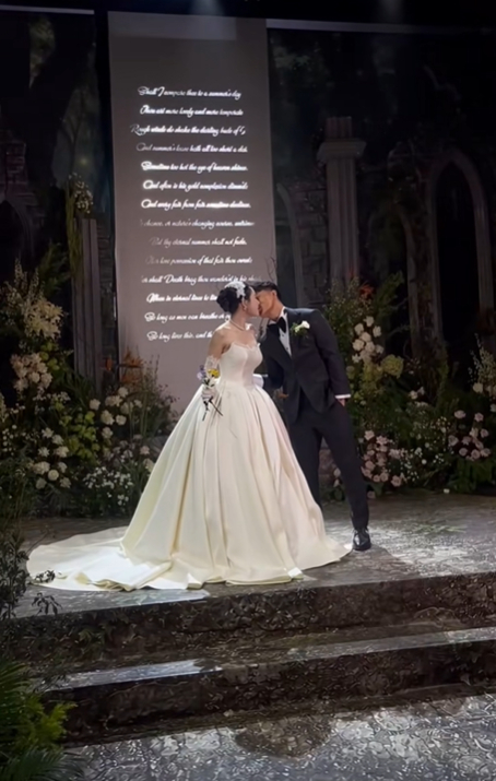 Trần Bích Hạnh công khai con riêng tại đám cưới, Văn Thanh tuyên bố: “Ba sẽ luôn ở bên bảo vệ và yêu thương hai mẹ con”