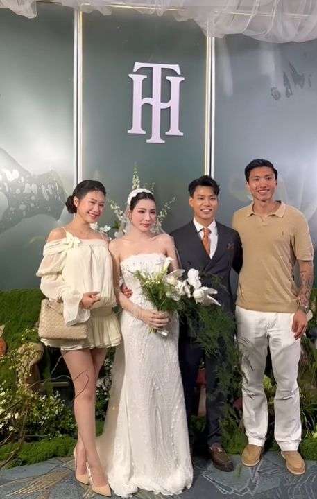 Văn Thanh và Bích Hạnh tổ chức đám cưới ở Hà Nội, sự kiện quy tụ nhiều bạn bè, đồng nghiệp của cặp đôi.