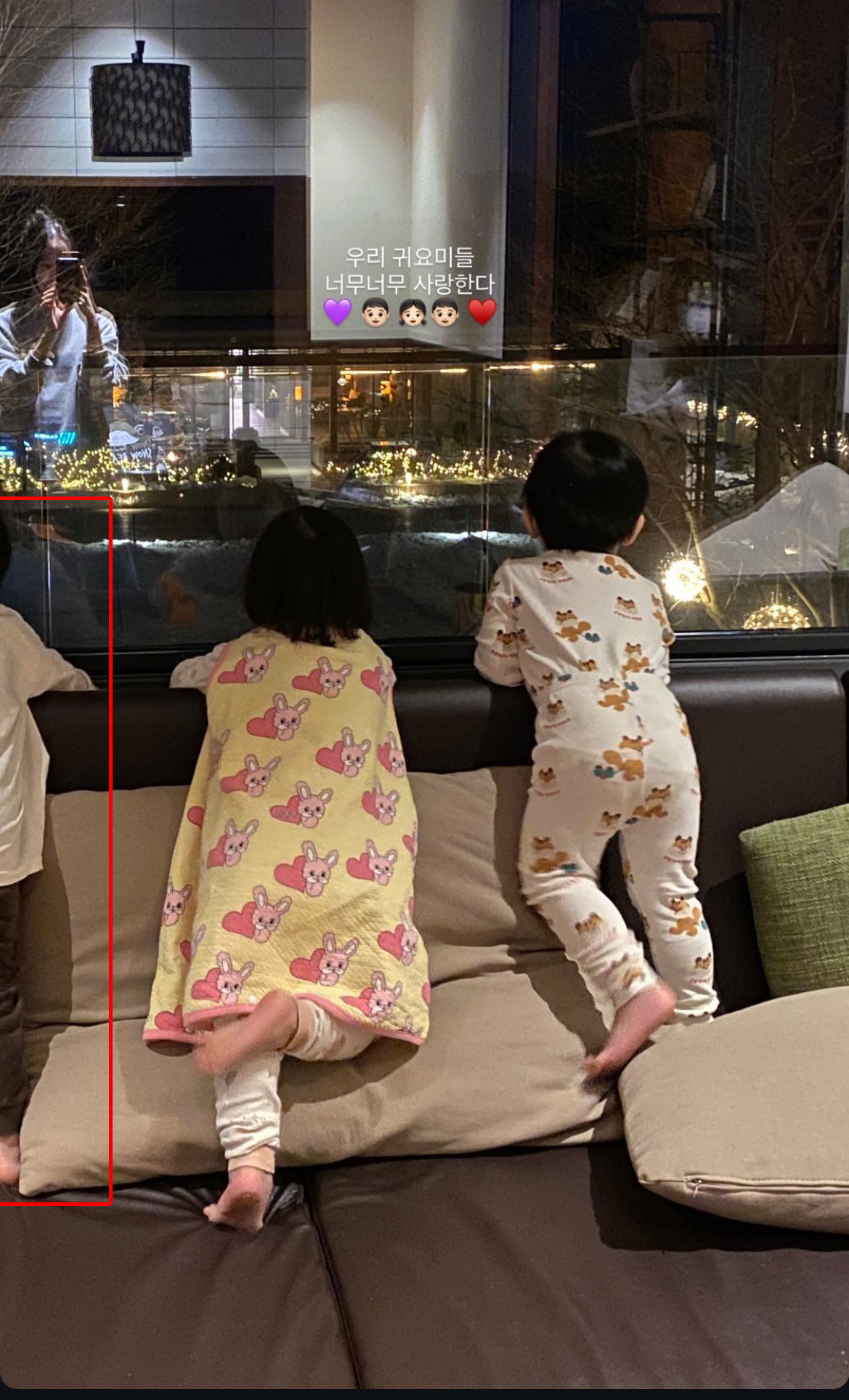 Hồi tháng 2 năm ngoái, 1 người chị em tốt của Son Ye Jin đăng ảnh con trai mình đang tạo dáng bên 2 người bạn thân. Và bé trai sở hữu chiều cao nổi bật đứng ngoài cùng bên trái không ai khác chính là quý tử nhà Son Ye Jin - Hyun Bin. Ảnh: X