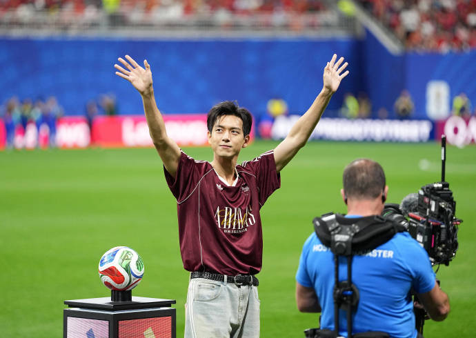 Ngay sau khi những hình ảnh tại World Cup được lan truyền, cái tên Lý Hiện nhanh chóng leo lên các bảng xếp hạng tìm kiếm, thu hút hàng trăm triệu lượt xem và bình luận trên mạng xã hội. Ảnh: Weibo.