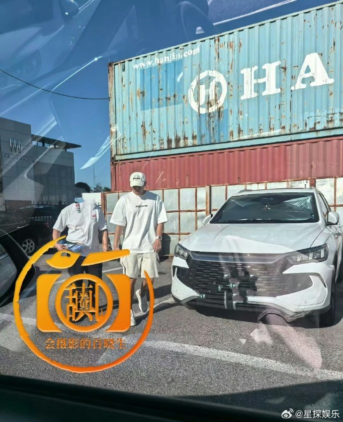 Sau khi lên tiếng xin lỗi, Hoàng Tử Thao đã trực tiếp đến sở cảnh sát Bắc Kinh (Trung Quốc) nộp phạt 9,7 triệu đồng, đồng thời làm thủ tục đăng ký thay đổi màu xe để khắc phục sai phạm. Ảnh: Weibo.