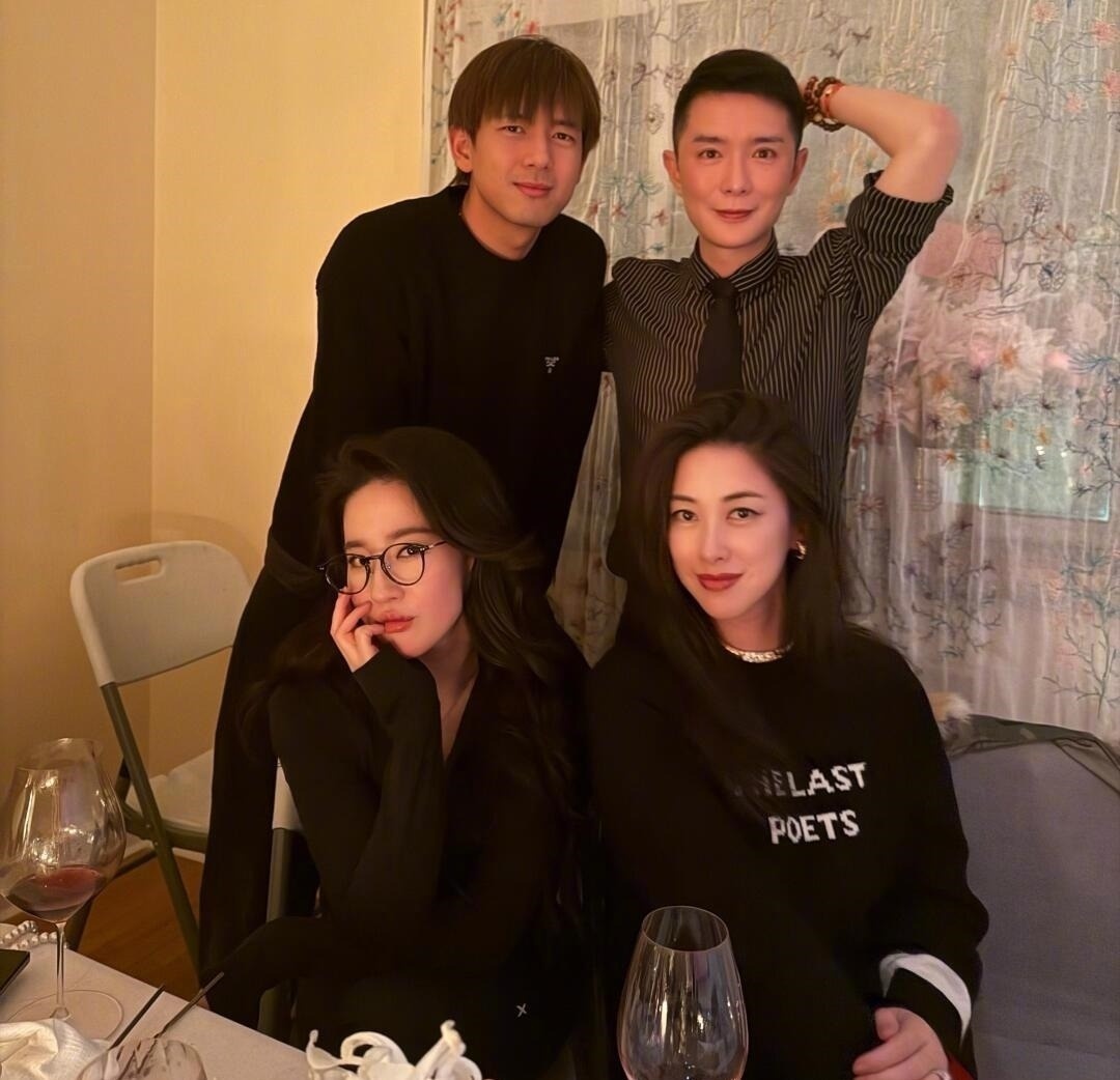 Người trong giới tiết lộ Lưu Diệc Phi và Lý Hiện phải lòng nhau sau khi đóng chung phim Đi Đến Nơi Có Gió (2021). Nam diễn viên đã ra sức theo đuổi đàn chị. Ảnh: Sina.