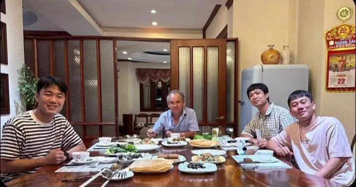 Xuân Trường cùng với Công Phượng, Minh Vương về thăm nhà bầu Đức (Ảnh: FBNV)