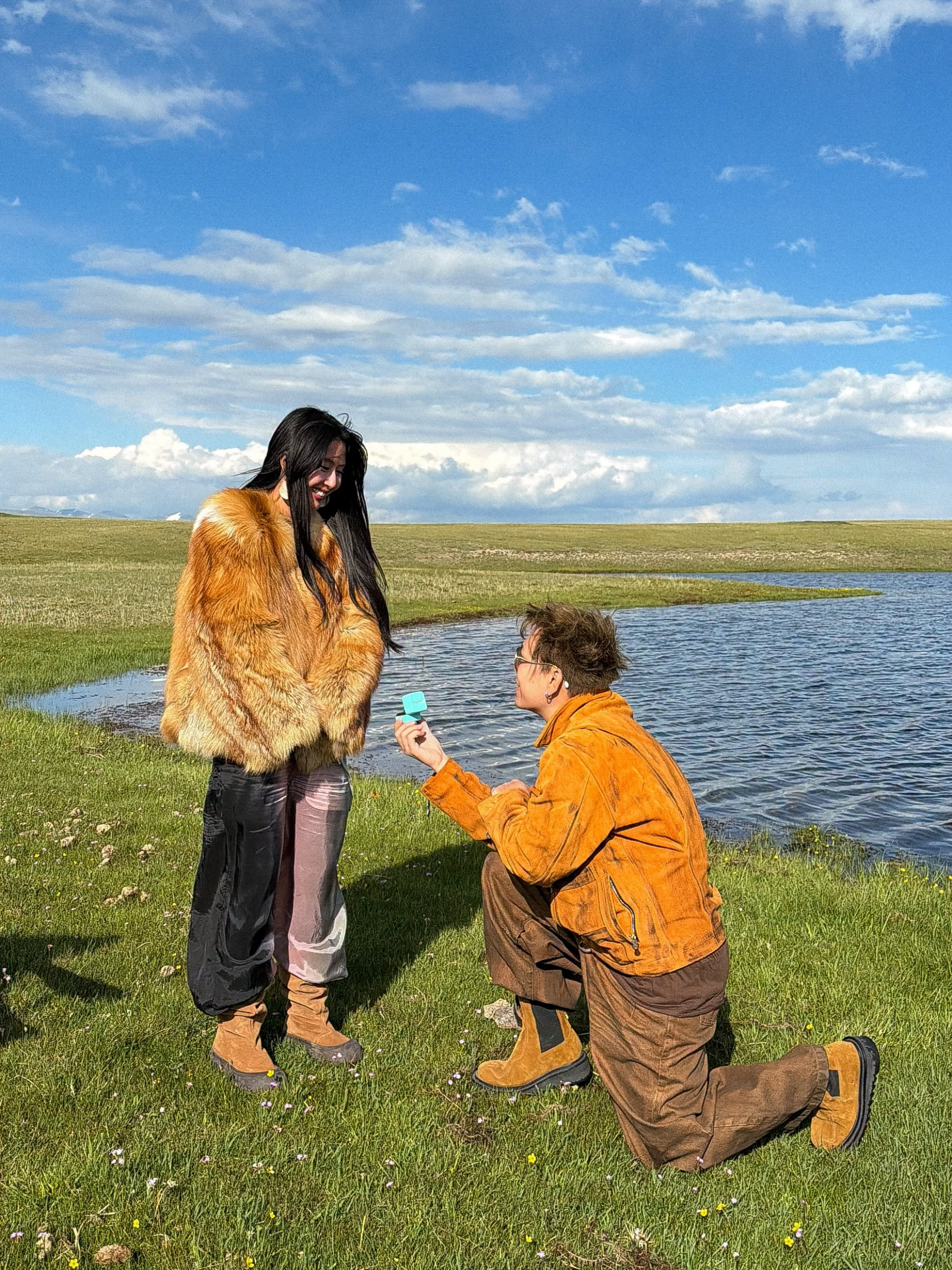Quỳnh Anh Shyn được Nam Phùng cầu hôn ở Kyrgyzstan