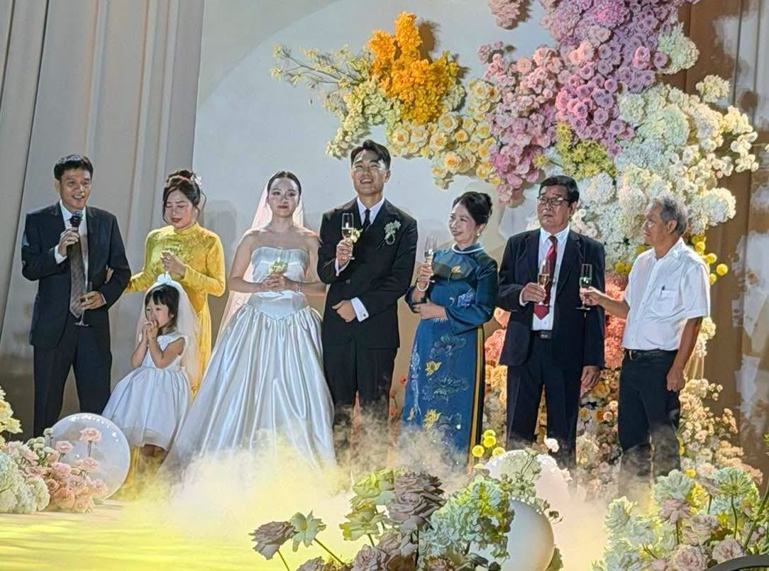 Bầu Đức (ngoài cùng bên phải) tại đám cưới Xuân Trường - Nhuệ Giang (Ảnh: Dương Trọng Quý)