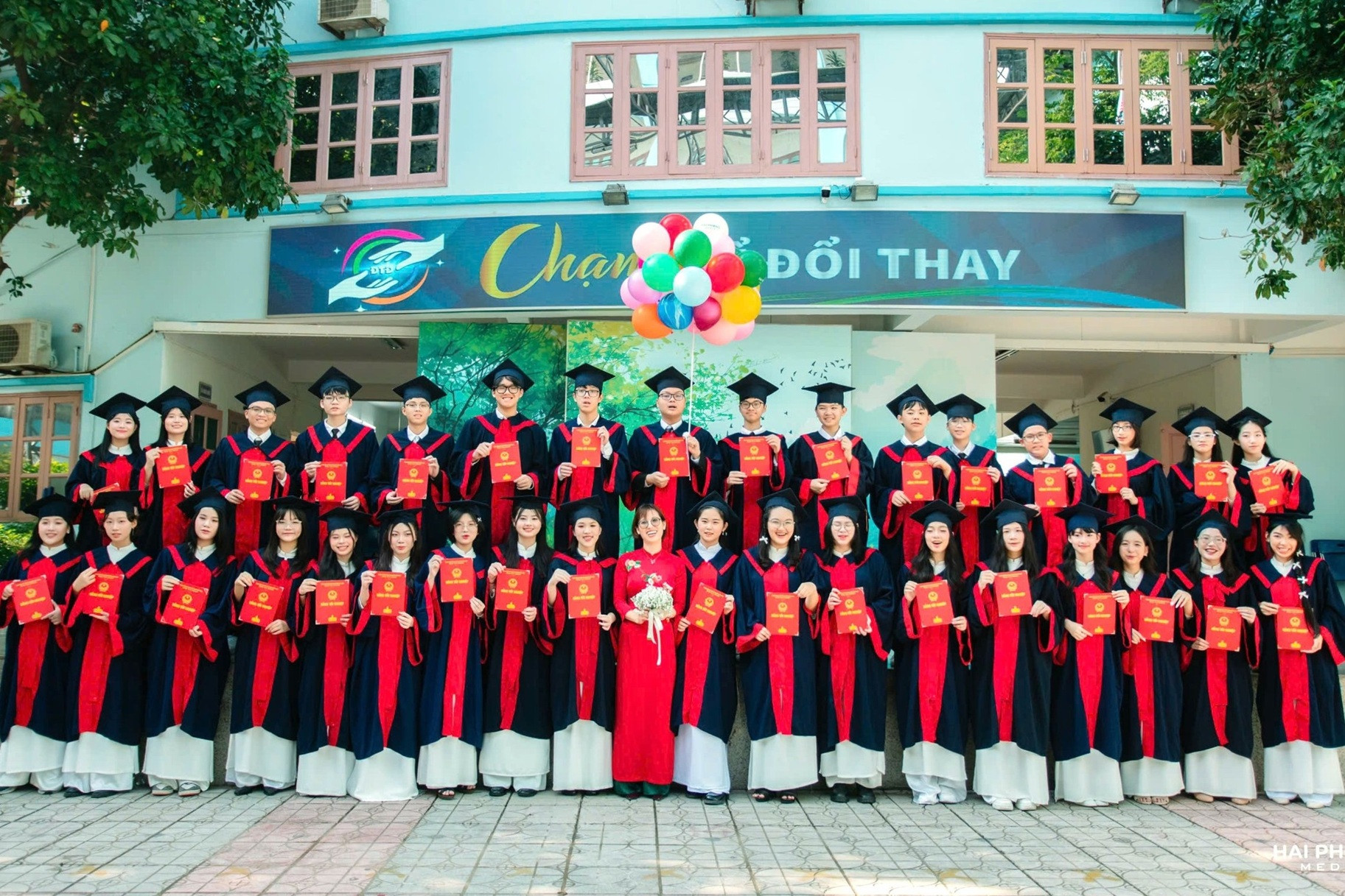 Lớp 9C1 Trường THCS Đoàn Thị Điểm cùng giáo viên chủ nhiệm Vũ Thị Diệu Hương. (Ánh: VietNamNet)