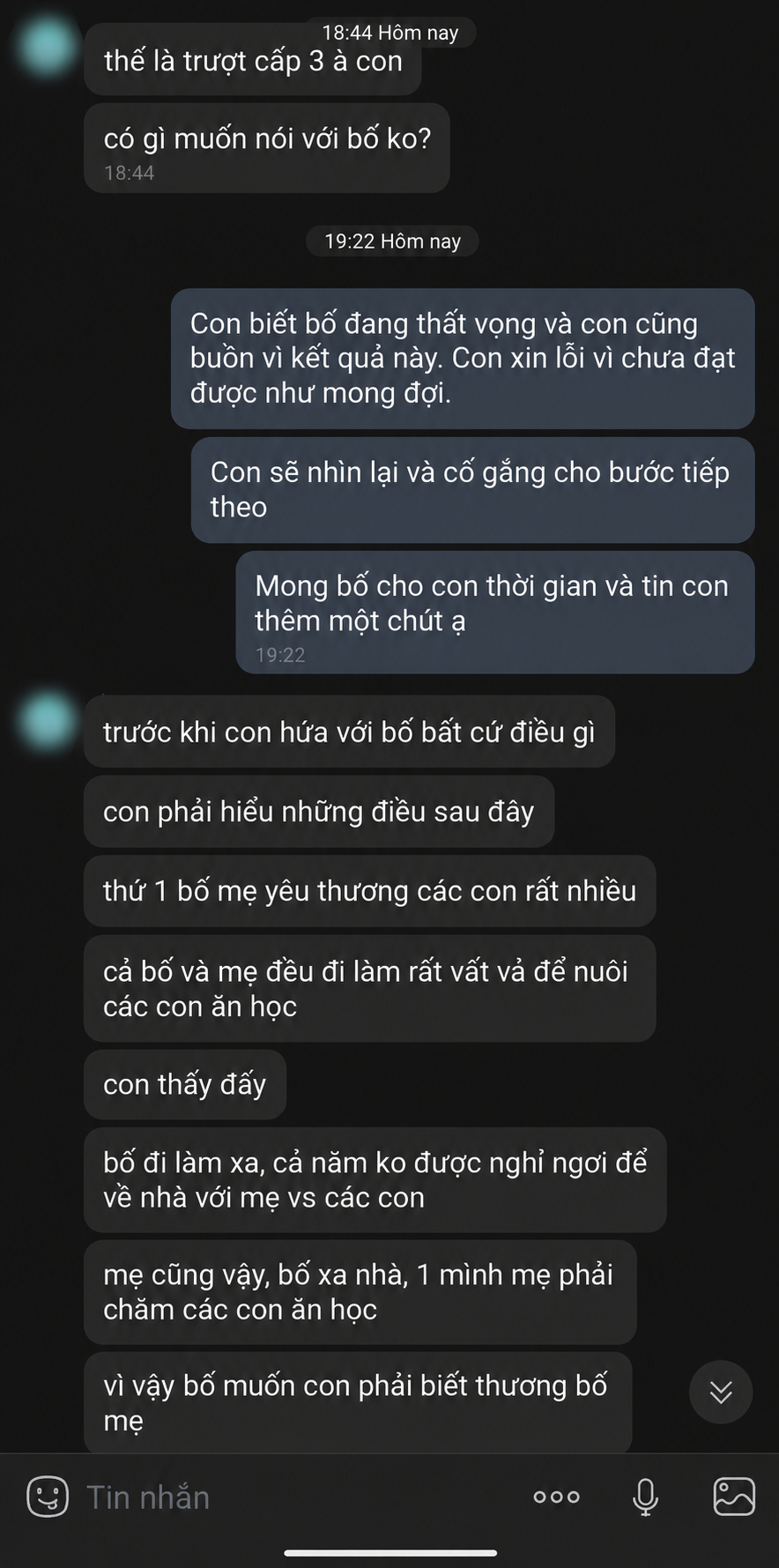 Thay vì trách mắng hay đổ lỗi, người bố nhẹ nhàng nhắc con về những hy sinh thầm lặng của gia đình