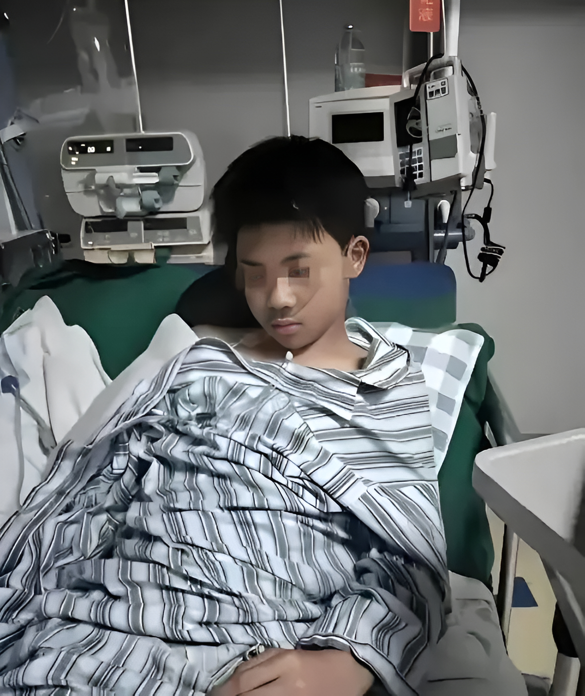Tiền bạc liên tục đổ vào việc chữa trị nhưng tình trạng của Trần Mặc không hề khá hơn