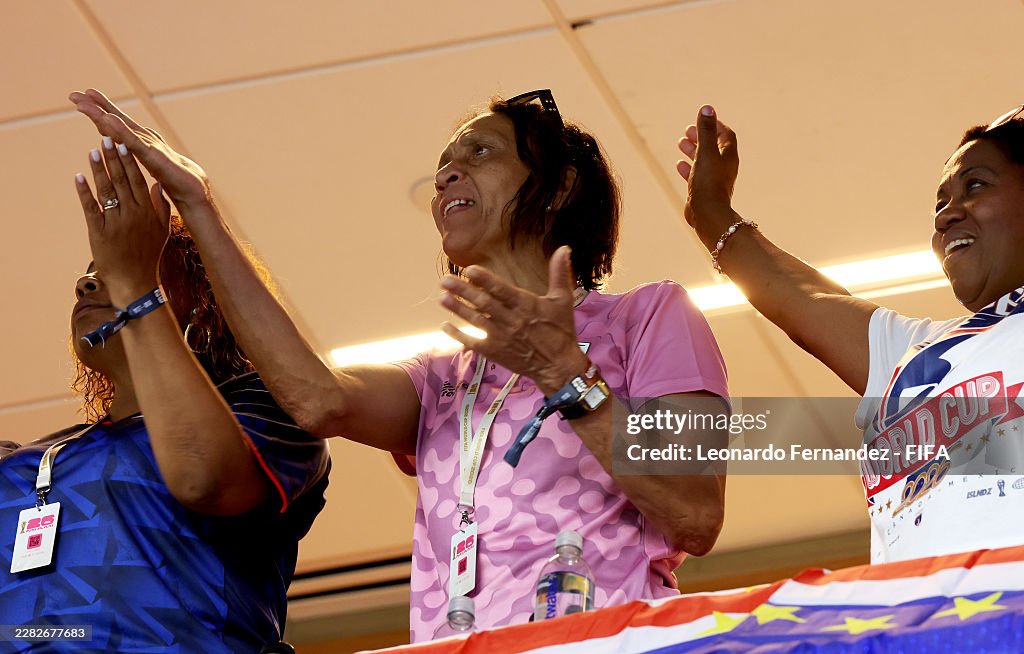 Mẹ của Vozinha theo dõi từng đường bóng bên dưới sân (Ảnh: Getty)