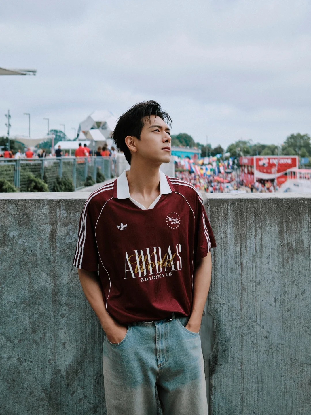 Từ màn ảnh nhỏ đến sân khấu World Cup, Lý Hiện tiếp tục chứng minh sức hút của một ngôi sao hạng A. Chỉ vài phút xuất hiện trước giờ bóng lăn cũng đủ giúp anh trở thành tâm điểm của hàng triệu khán giả. Ảnh: Sina.