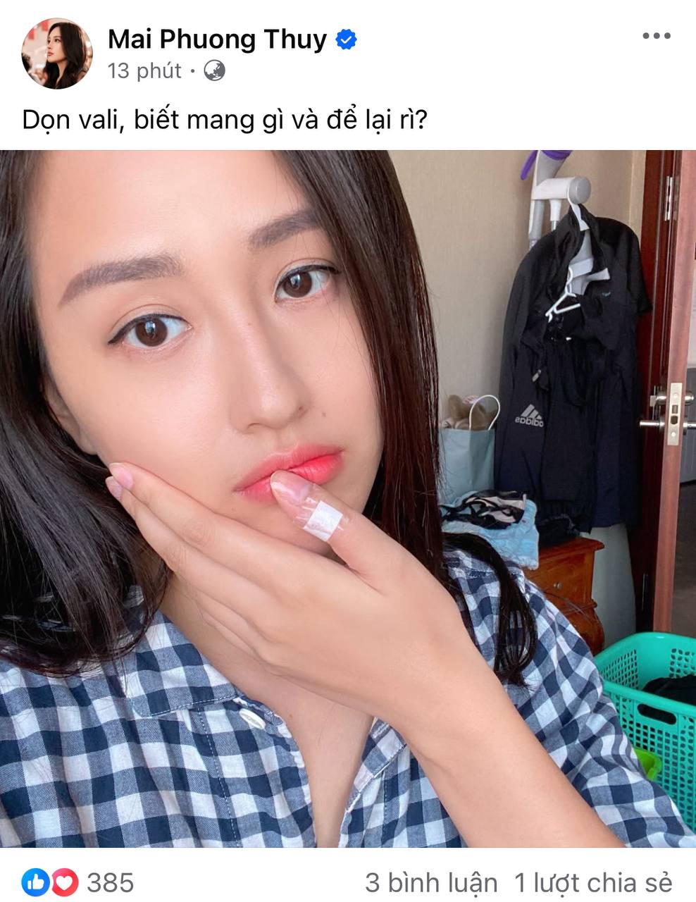 Mai Phương Thúy sắp xếp đồ đạc, phân vân vì không biết lấy đi hay bỏ lại thứ gì