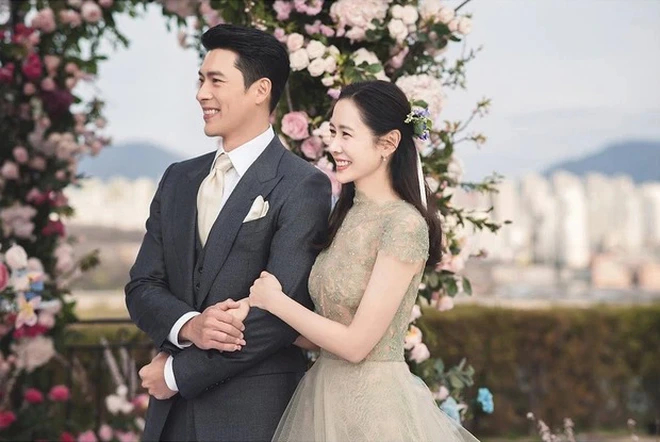 Son Ye Jin - Hyun Bin mải chụp ảnh cho nhau không trông chừng con để bé làm 1 việc gây nhức nhối