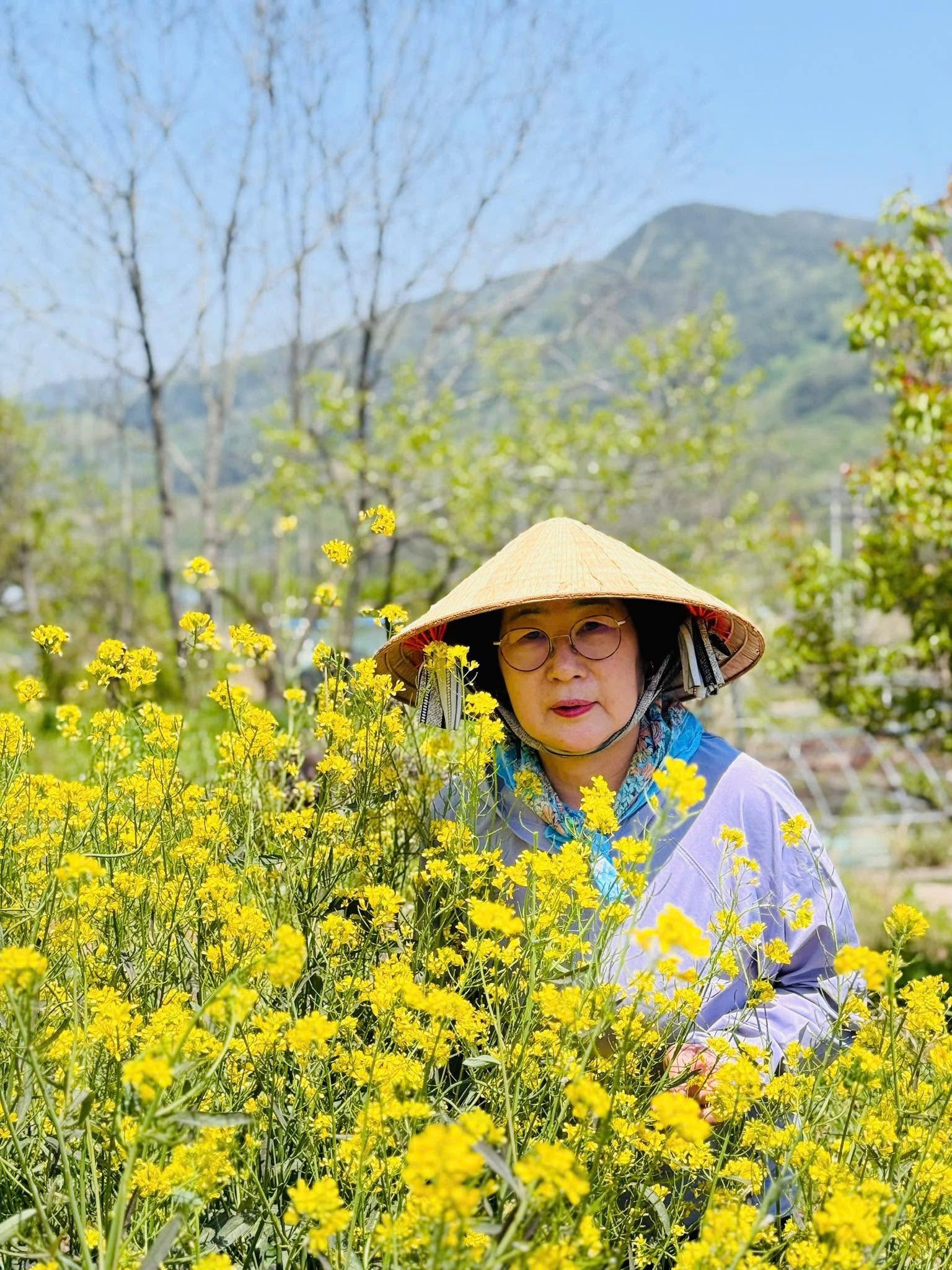 Mẹ chồng không ít lần về quê con dâu chơi. Kiều Tiên cũng thường xuyên đưa mẹ đi du lịch.
