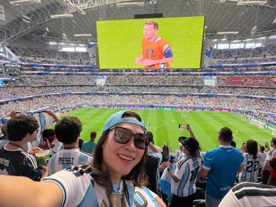 Mỹ Tâm vỡ òa khi lần đầu xem Messi thi đấu ngoài đời, chứng kiến luôn khoảnh khắc lịch sử tại World Cup 2026