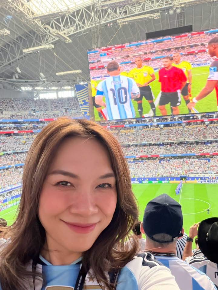 Mỹ Tâm vỡ òa khi lần đầu xem Messi thi đấu ngoài đời, chứng kiến luôn khoảnh khắc lịch sử tại World Cup 2026