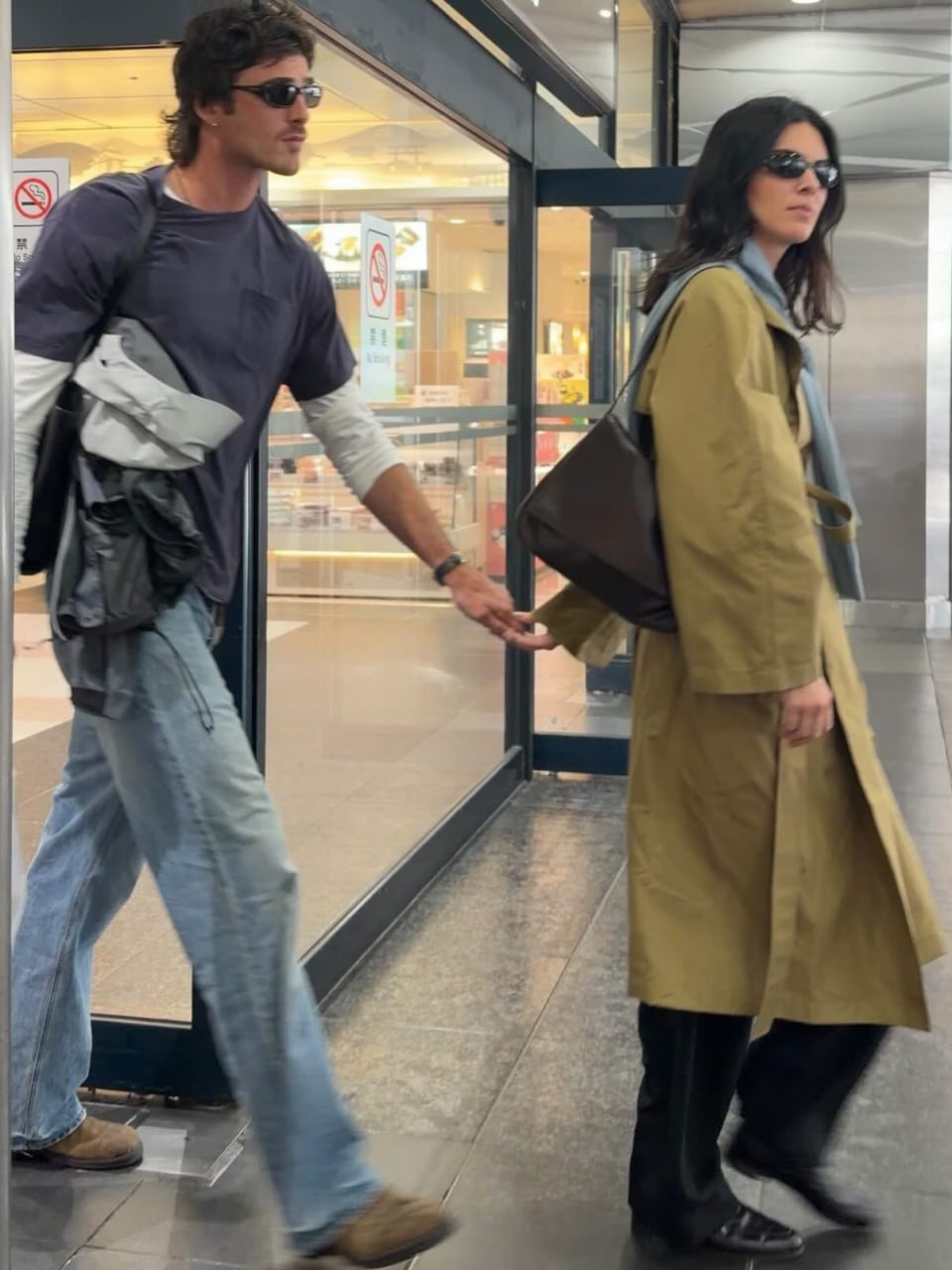 Kendall Jenner và Jacob Elordi nắm tay nhau tình tứ trên đường phố Tokyo