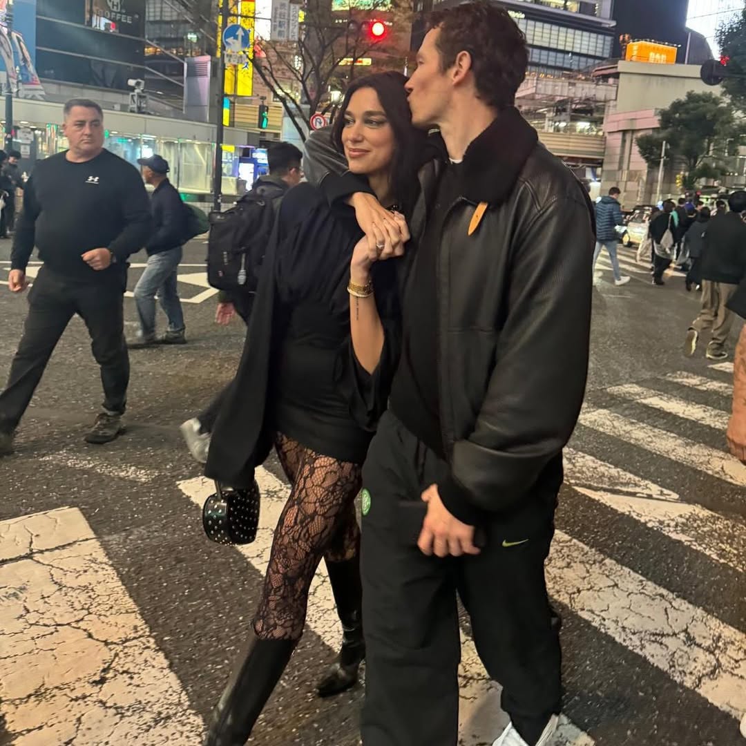 Dua Lipa và Callum Turner không ngại sánh bước ở ngã tư Shibuya - một trong những ngã tư đông nhất thế giới