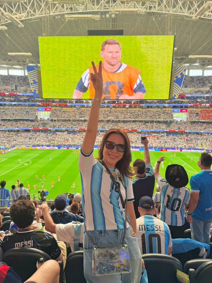 Mỹ Tâm đi xem World Cup