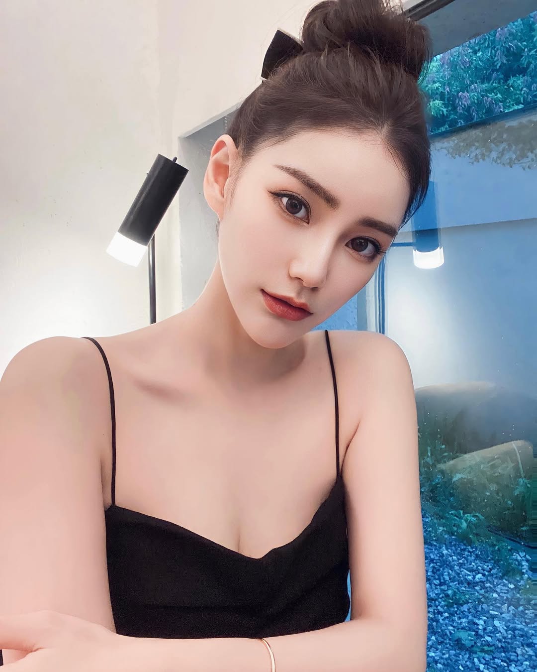 Hot girl Mandy phủ nhận việc đối xử tệ, hắt hủi 2 con riêng của chồng. Ảnh: Sina.