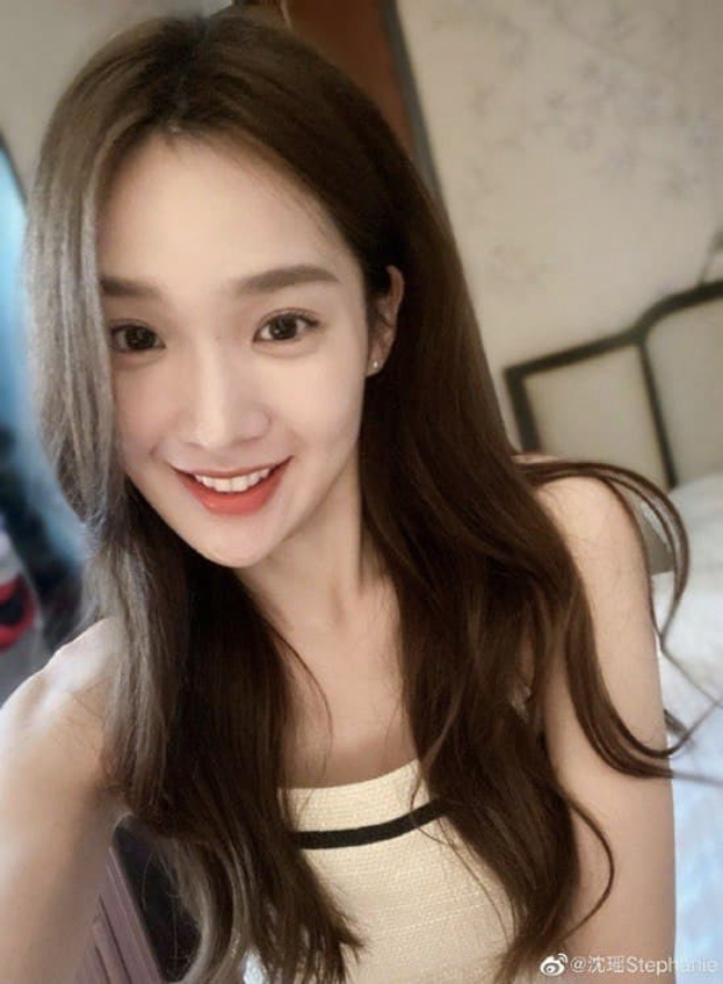 Tiểu tam ngồi lên đùi Vu Hiểu Quang, chen chân vào hôn nhân của Choo Ja Hyun được cho là nữ diễn viên Thẩm Dao. Ảnh: Sohu
