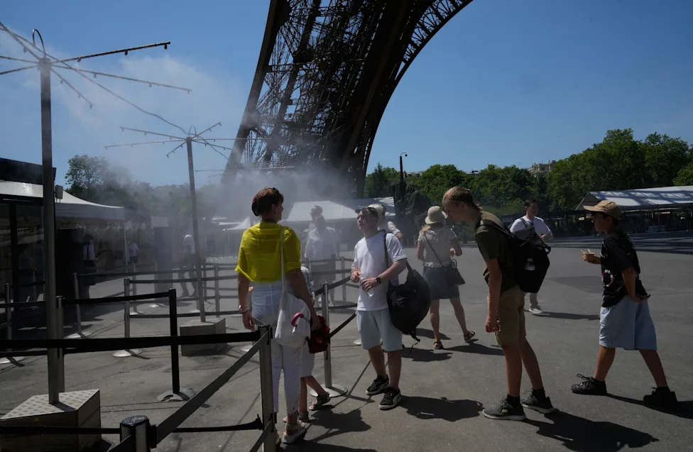 Người dân tránh nóng ở đài phun nước Trocadero gần tháp Eiffel ở Paris. Ảnh: Julien de Rosa/AFP/Getty Images