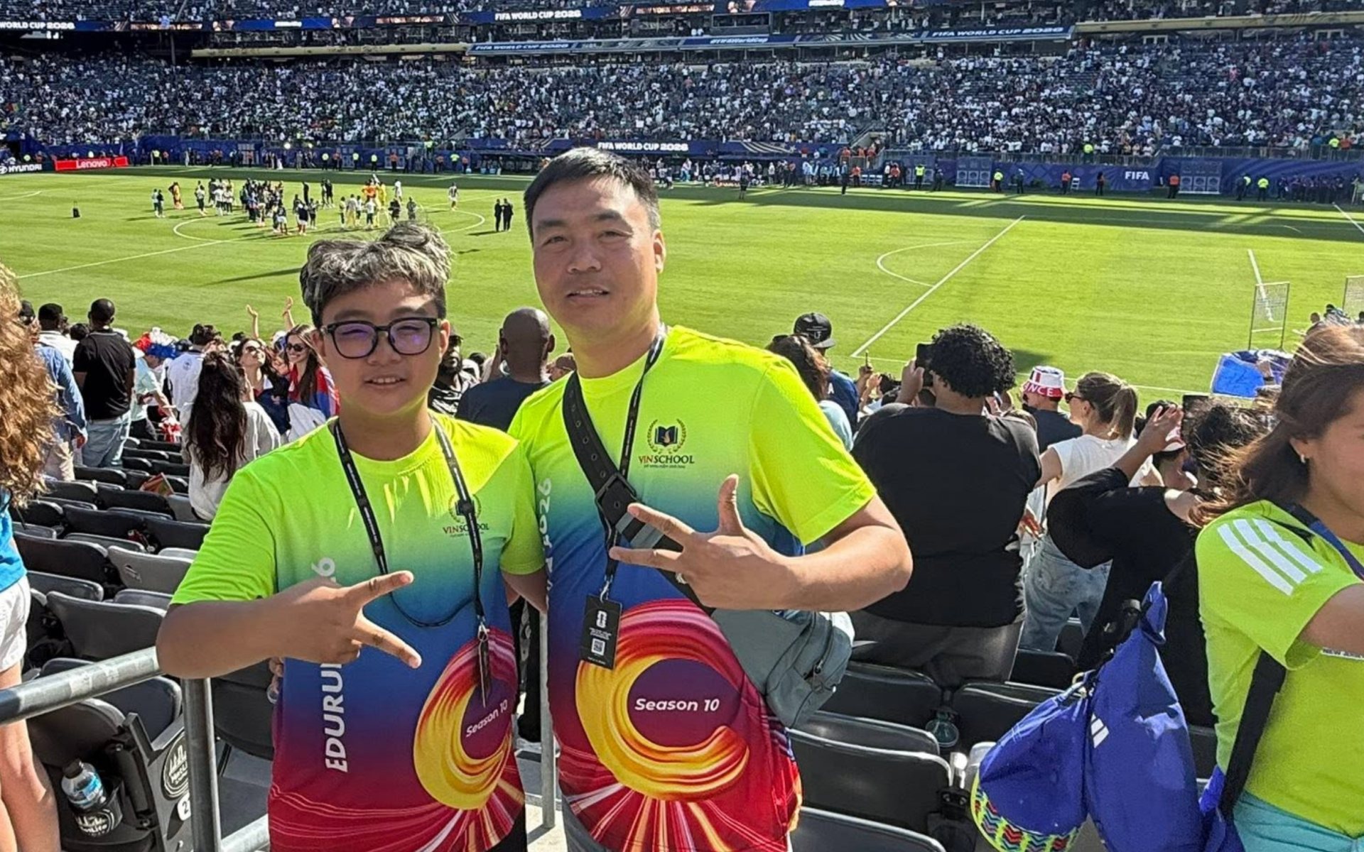 Anh Trung Dũng đưa con sang Mỹ du lịch, xem World Cup.