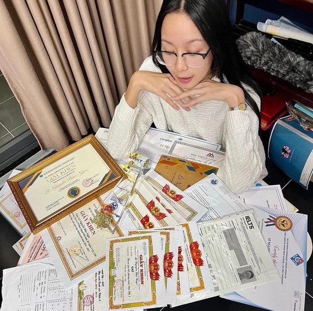 Trước khi vướng ồn ào, Bảo Ngọc có thành tích học tập đáng nể