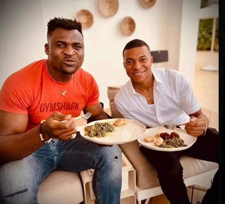 Mbappé (áo trắng) ăn uống rất kỷ luật để giữ vững phong độ trên sân cỏ