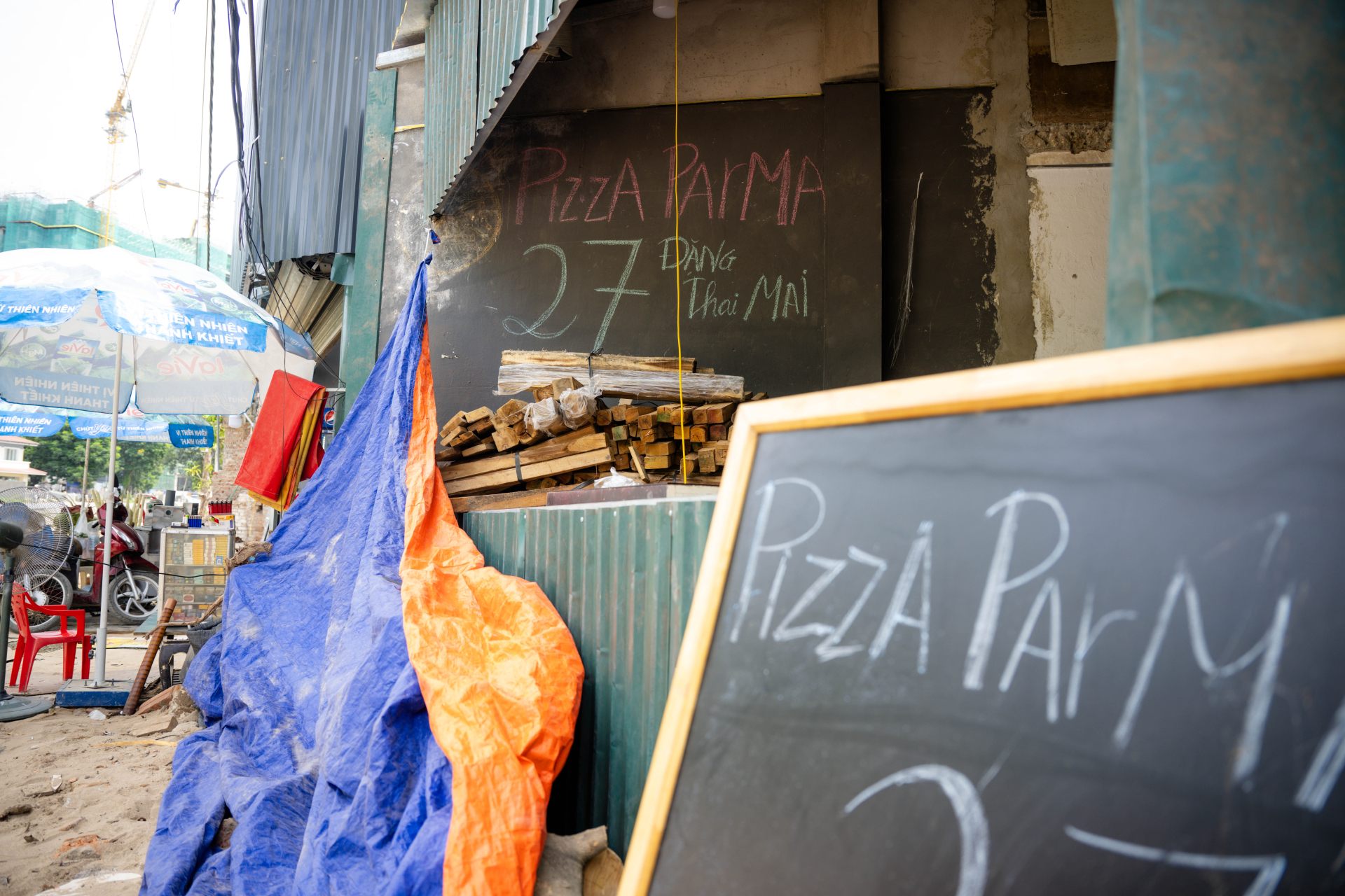 Nhà hàng pizza nổi tiếng ở Đặng Thai Mai vẫn duy trì hoạt động, nhưng che chắn mặt tiền để đảm bảo không gian sạch sẽ