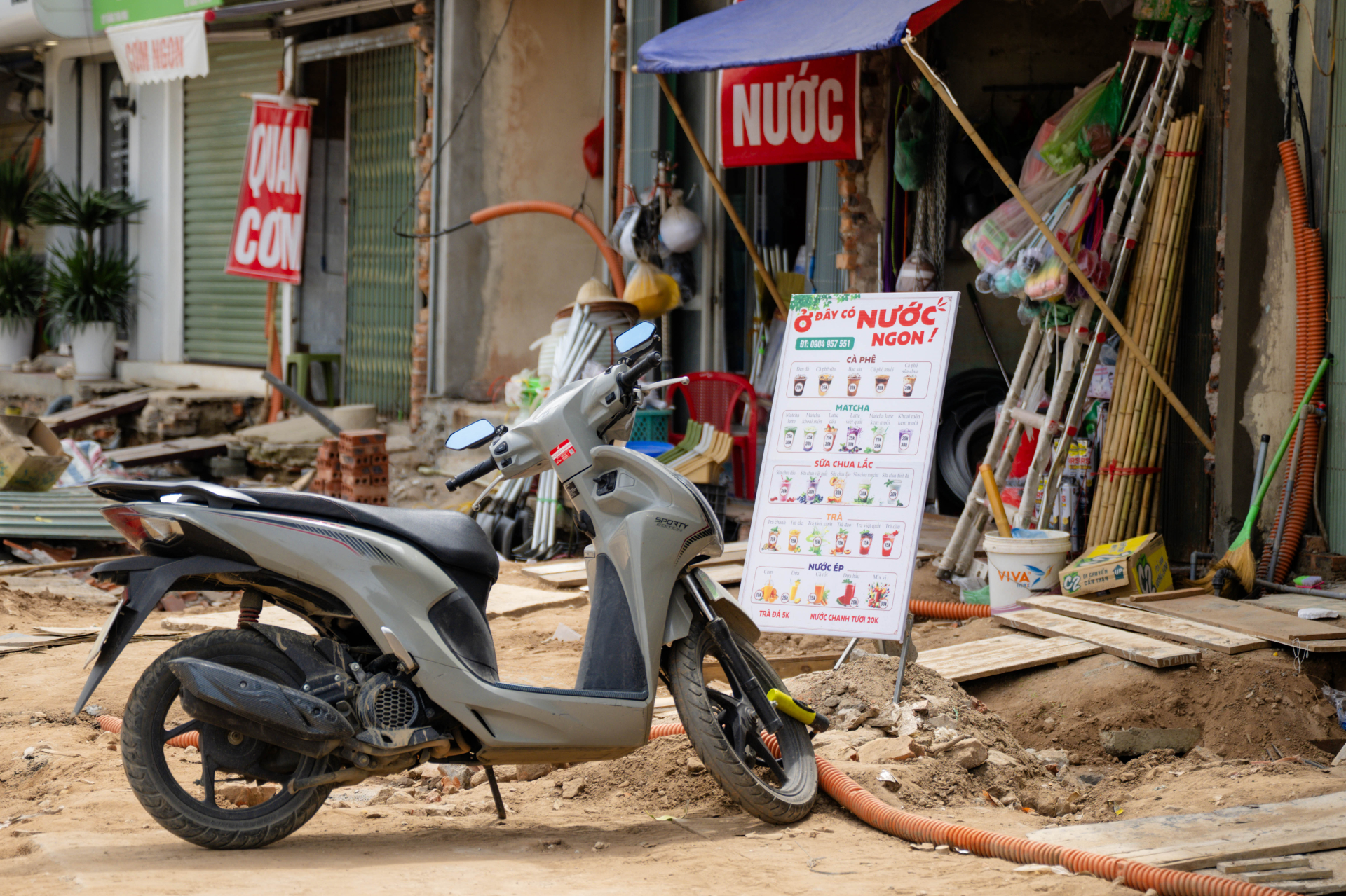 Quán nước ép, trà sữa trưng bày biển với màu sắc và hình minh hoạ nổi bật để thu hút khách