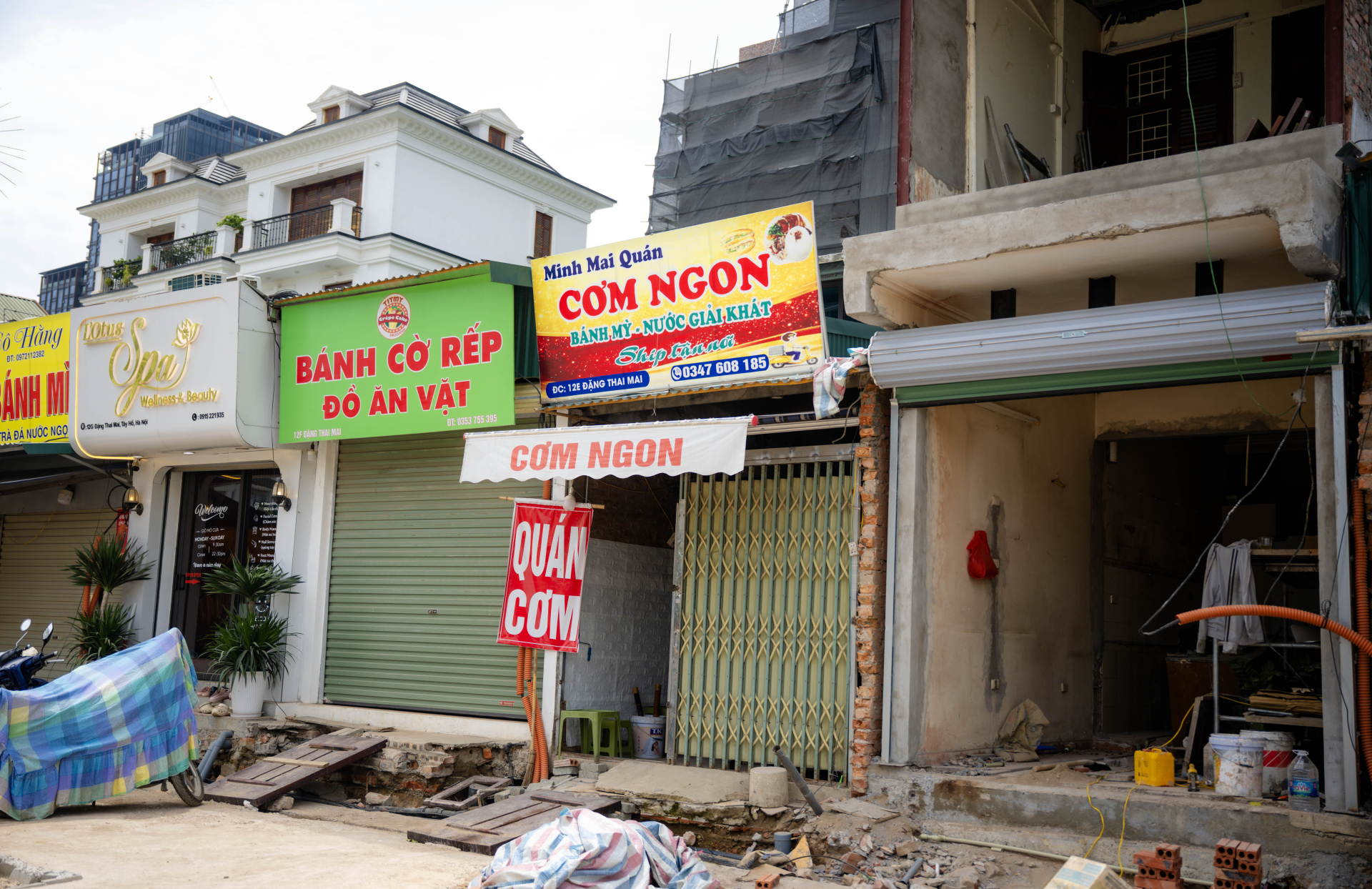 Một số hàng quán nằm trong phạm vi quy hoạch đã chủ động di dời hoặc chuyển sang địa điểm mới để tạo điều kiện thuận lợi nhất cho công tác thi công.
