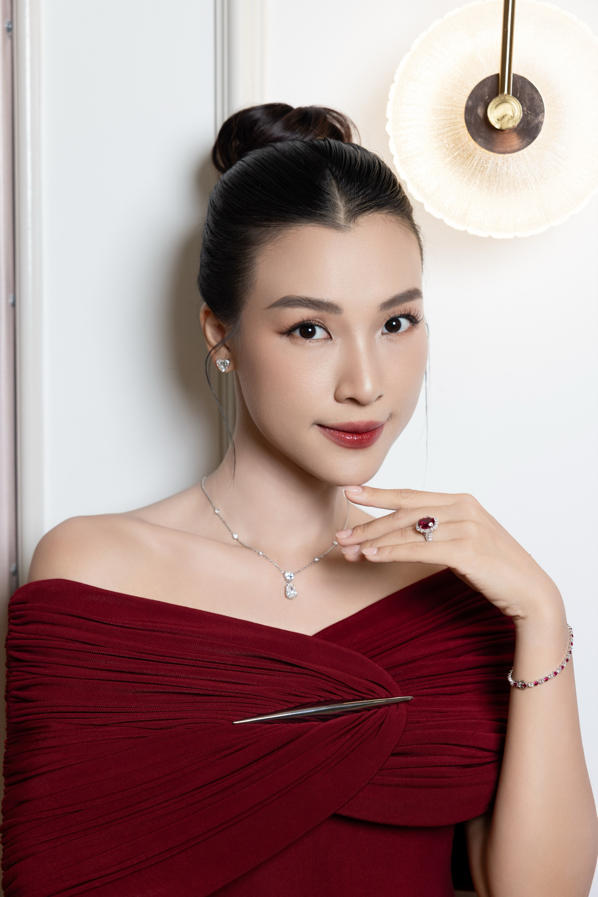 MC Hoàng Oanh với chiếc váy đỏ nổi bần bật