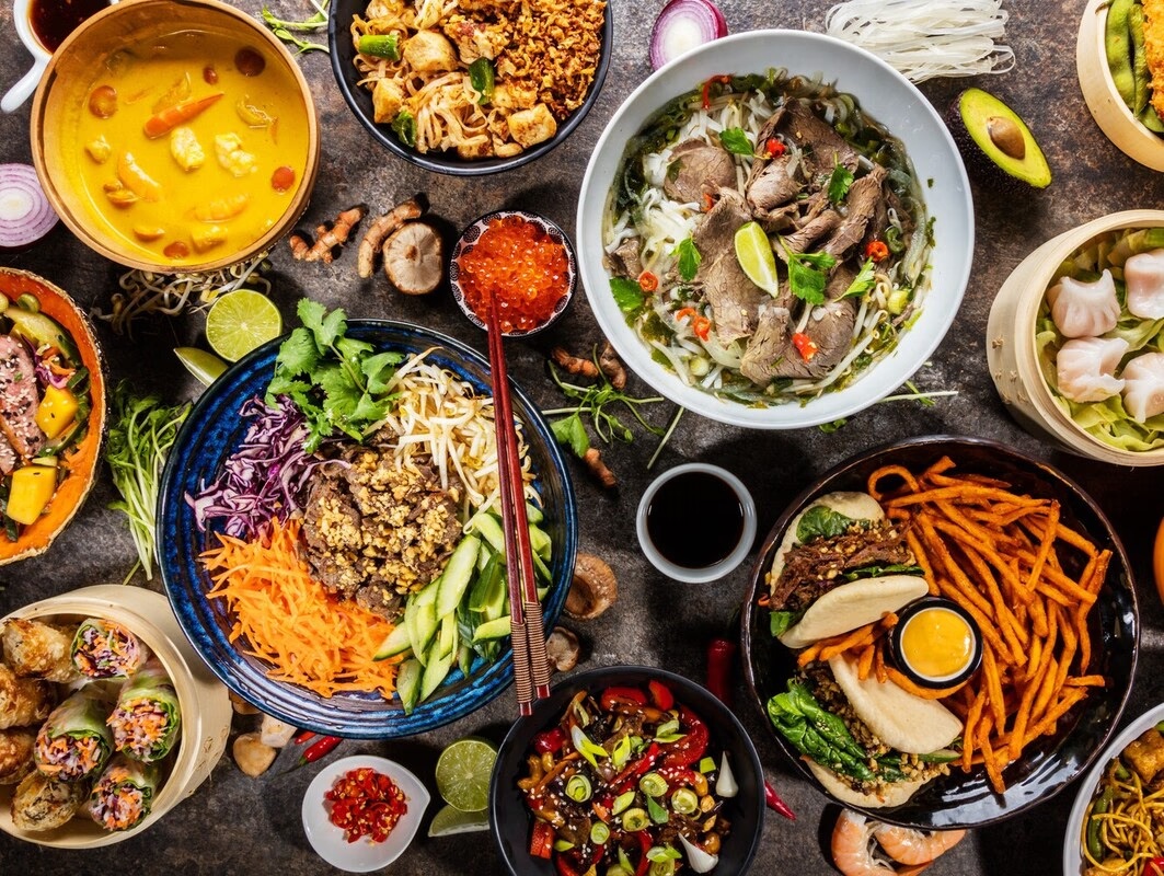 Ăn uống cân bằng, lành mạnh là cách đơn giản nhưng hiệu quả để nam giới chi tiền cho sức khỏe bên cạnh liệu pháp y tế (Ảnh: Eating Well)
