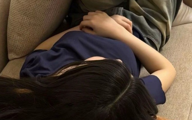 Chị em phụ nữ tuyệt đối không được xem nhẹ cơn đau bụng đột ngột (Ảnh minh họa)