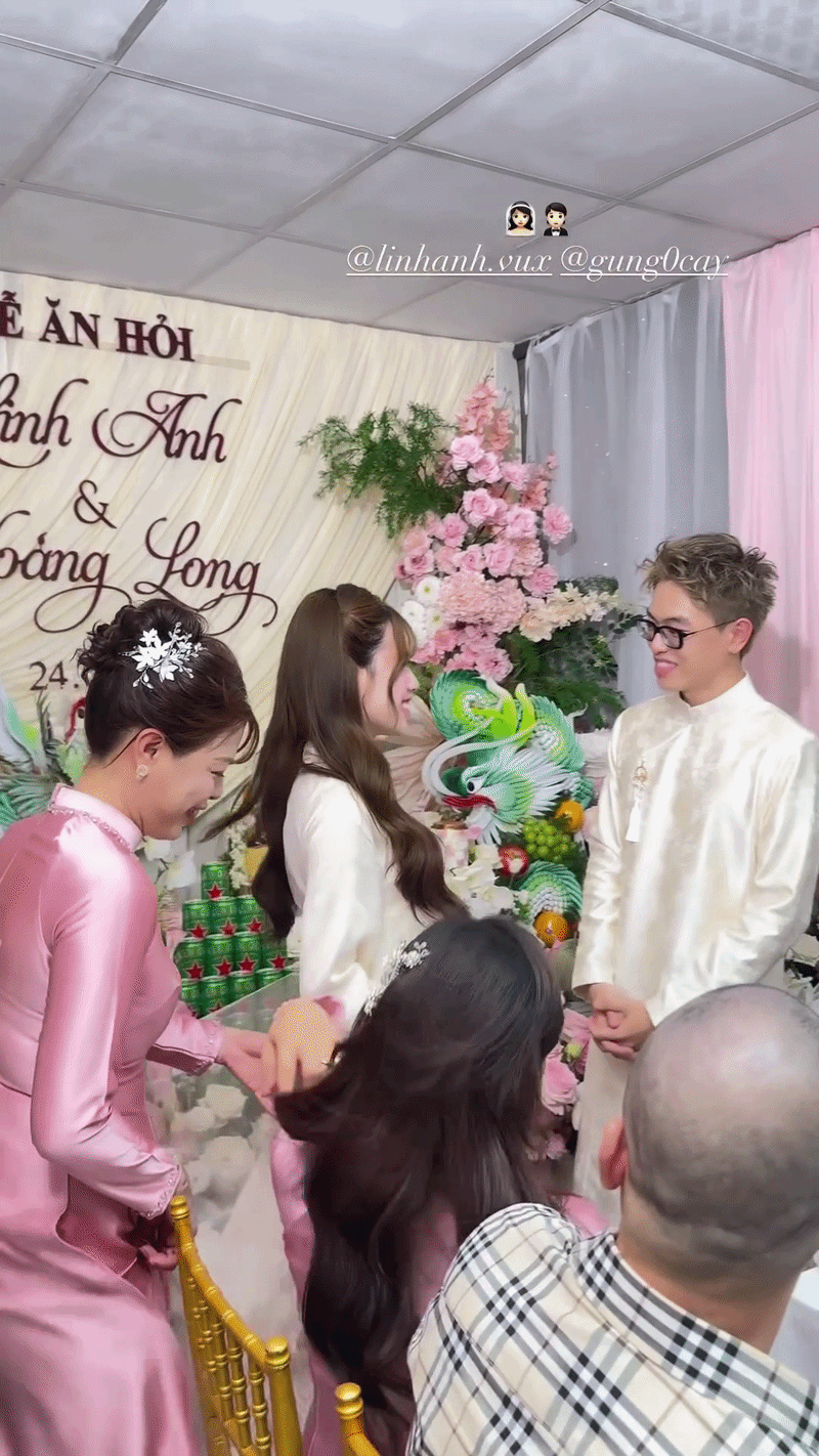 gung0cay cười tươi rói khi nhìn thấy Linh An được gia đình dắt tay ra