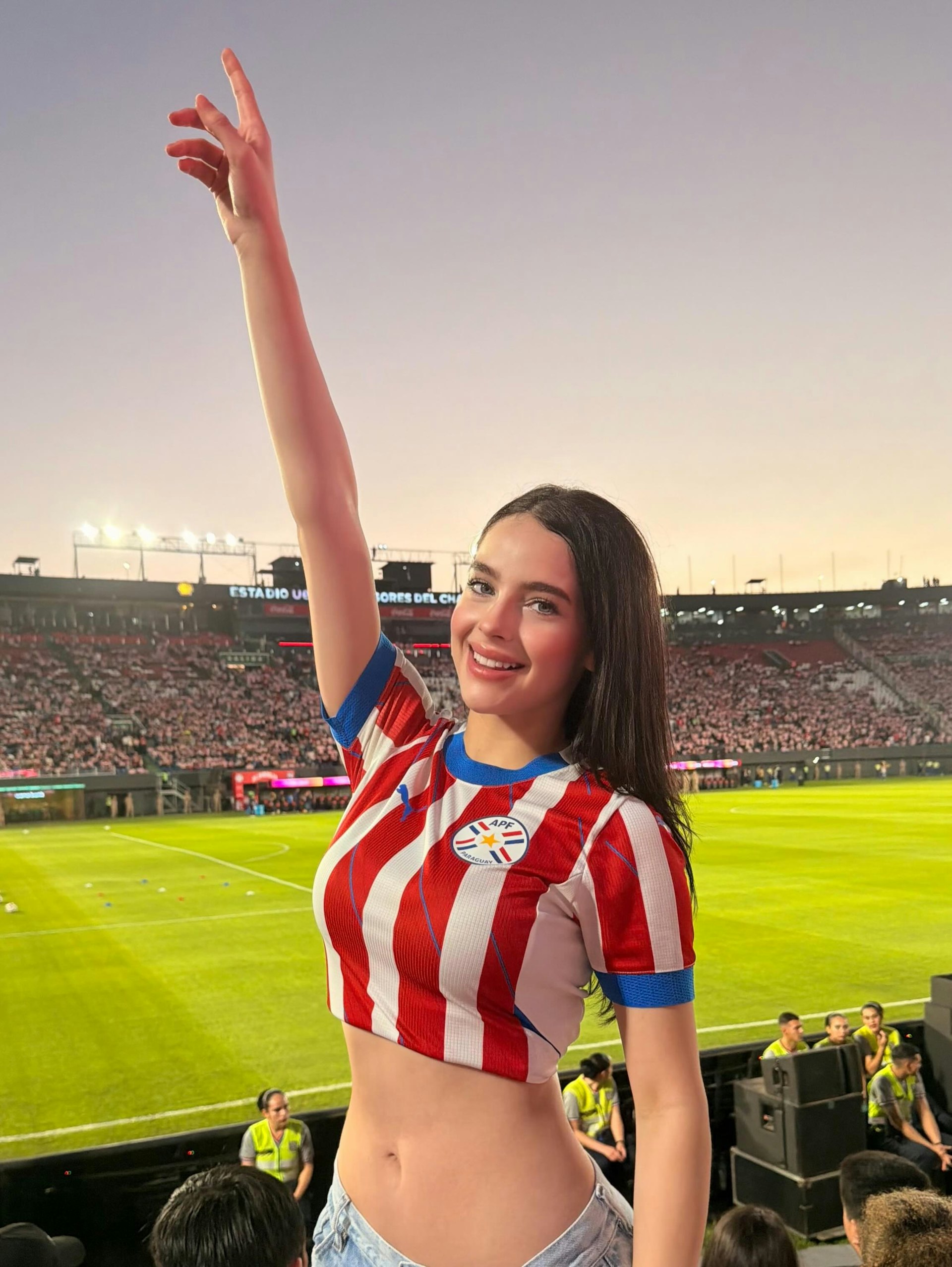 Danh tính cô gái đi xem World Cup 2026 đẹp siêu thực, phải quay clip chứng minh mình là người thật 