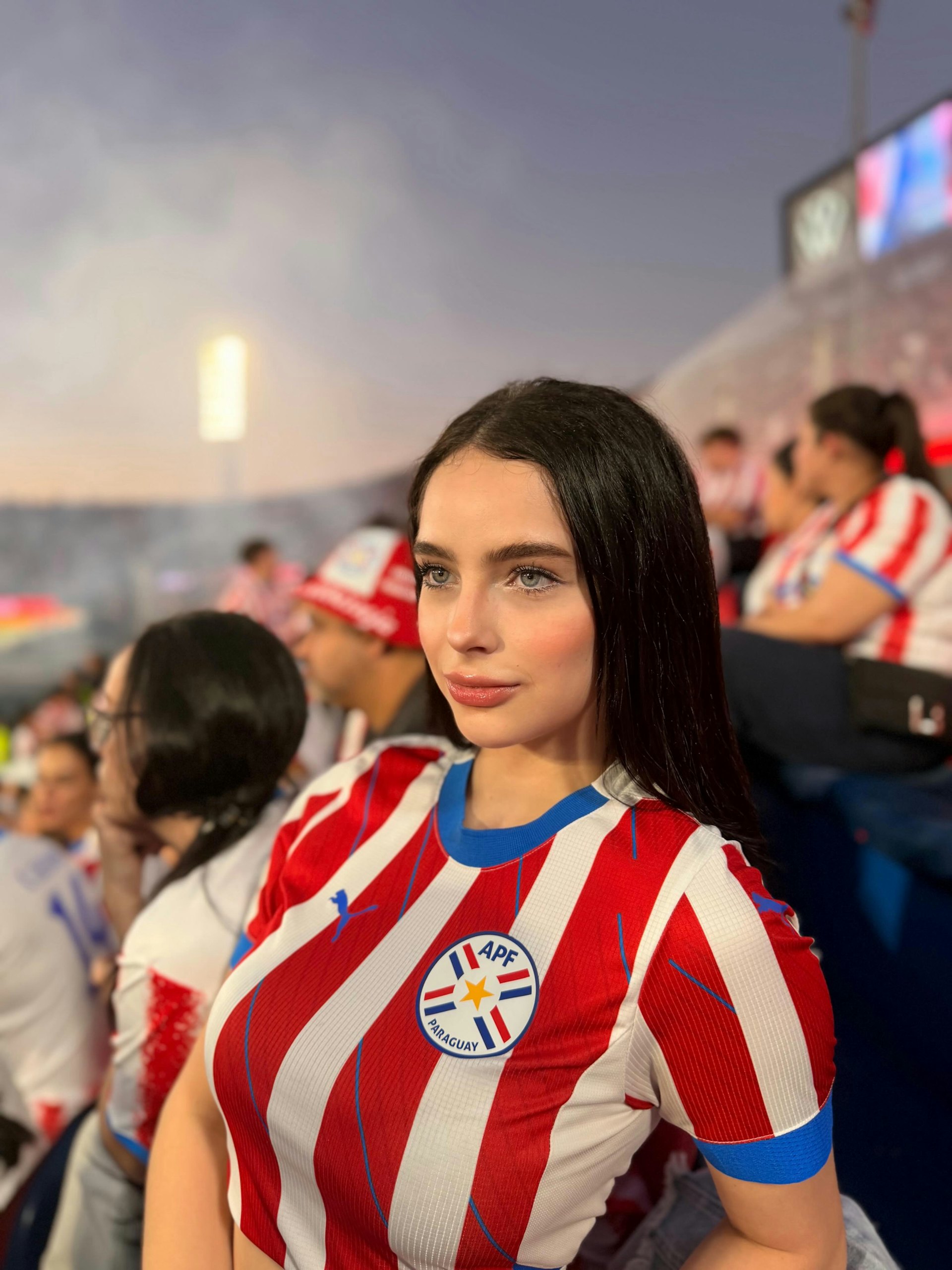 Danh tính cô gái đi xem World Cup 2026 đẹp siêu thực, phải quay clip chứng minh mình là người thật 