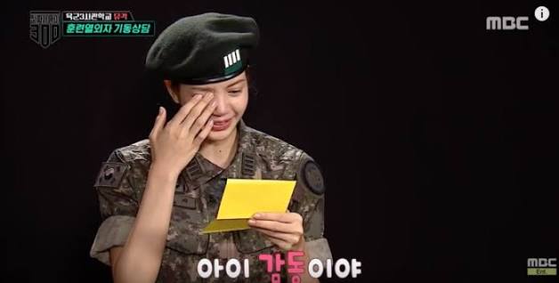 Lisa từng rơi nước mắt khi đọc lá thư Jisoo gửi cho cô. Ảnh: Nate