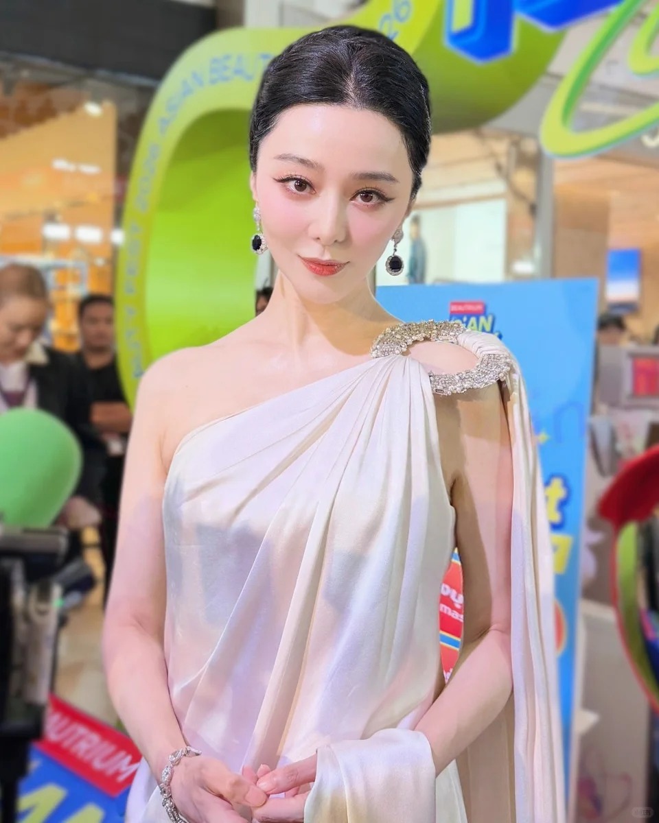 Ở tuổi 45, Phạm Băng Băng sở hữu diện mạo khiến nhiều người khó tin. Cô có làn da trắng sứ căng bóng, mịn màng gần như không để lộ bất kỳ dấu hiệu lão hóa rõ rệt nào. Dưới ống kính cam thường chụp cận của truyền thông và người hâm mộ, từng đường nét trên gương mặt nữ diễn viên đều hiện lên hoàn hảo. Ảnh: Xiaohongshu. 