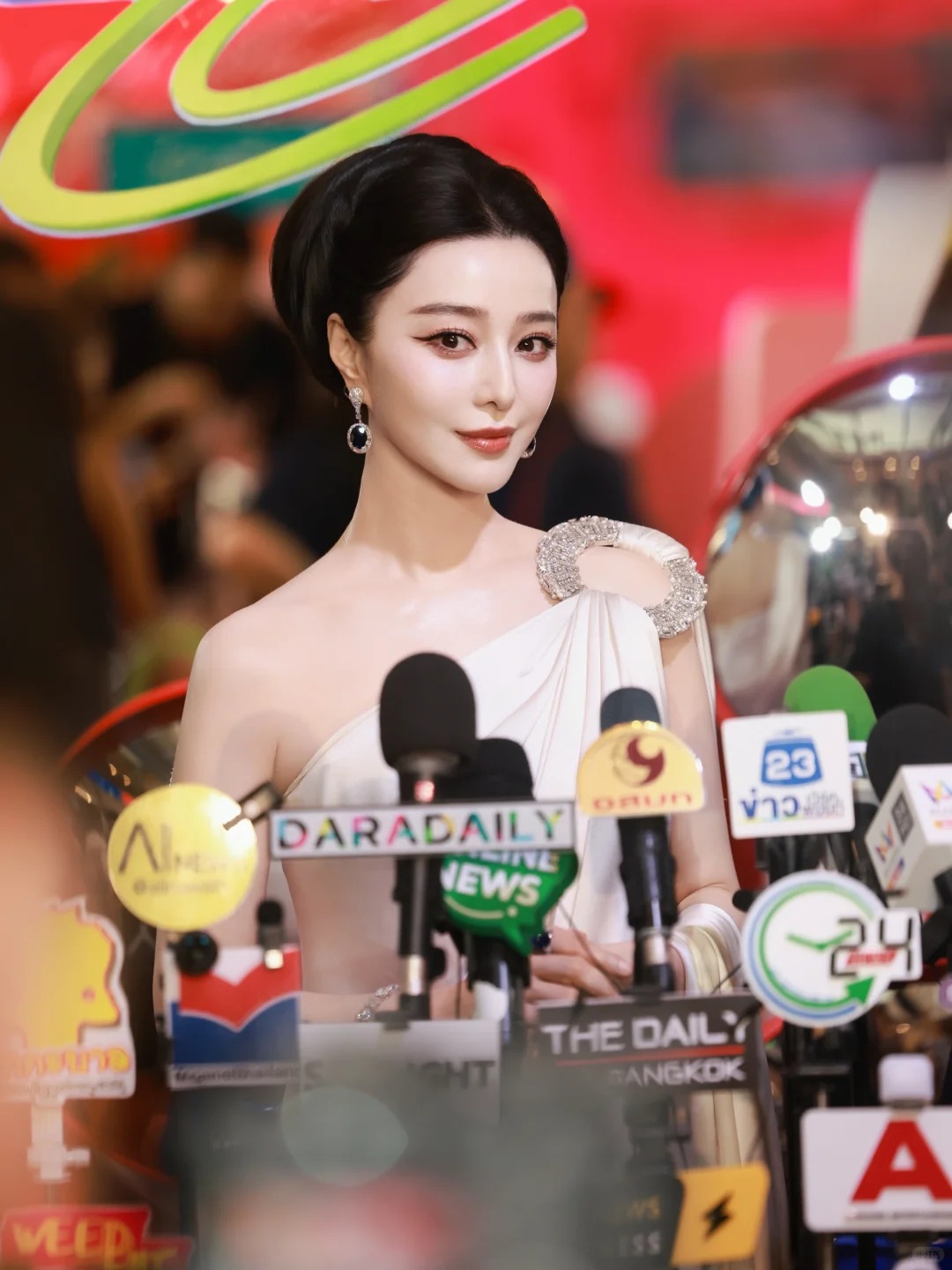Phạm Băng Băng sang Thái Lan bán mặt nạ ở hội chợ, visual cam thường zoom đến đâu hết hồn đến đó