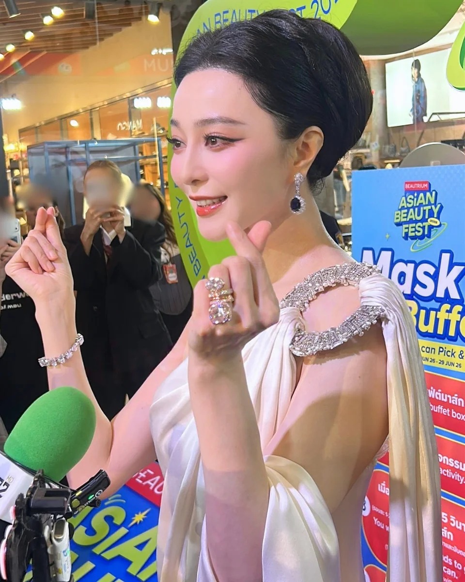 Điều khiến công chúng trầm trồ hơn cả là thần thái đỉnh cao mà Phạm Băng Băng luôn duy trì sau nhiều năm hoạt động trong giới giải trí. Mỗi ánh nhìn, mỗi nụ cười hay cử chỉ của cô đều toát lên vẻ quyền lực và đẳng cấp của một ngôi sao hạng A thực thụ. Ảnh: Xiaohongshu.