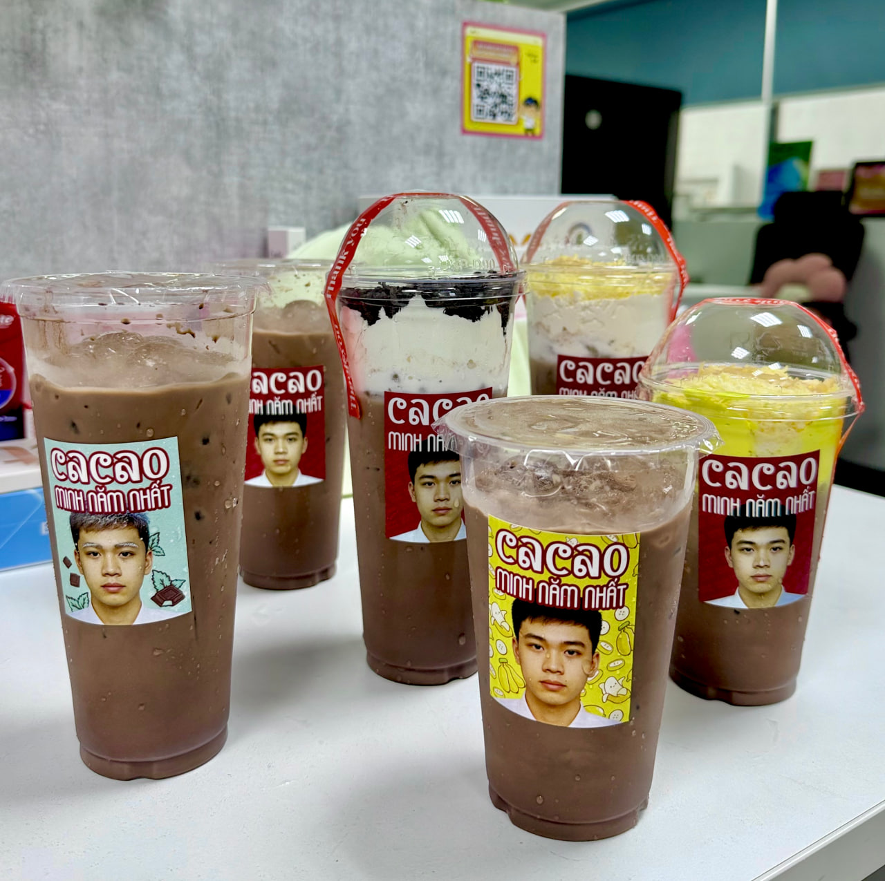 Thử tiệm cacao của sinh viên năm nhất đang gây sốt, được phong làm ông trùm marketing vì dám in mặt khắp bao bì