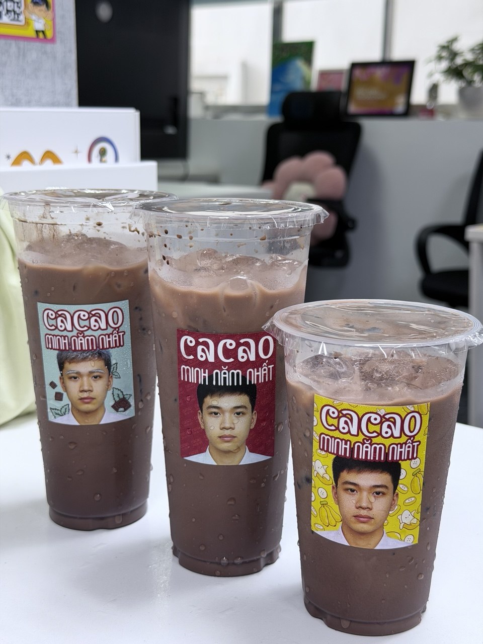 Thử tiệm cacao của sinh viên năm nhất đang gây sốt, được phong làm ông trùm marketing vì dám in mặt khắp bao bì