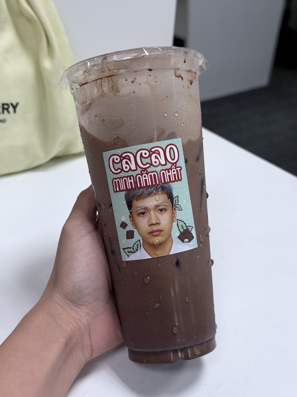 Thử tiệm cacao của sinh viên năm nhất đang gây sốt, được phong làm ông trùm marketing vì dám in mặt khắp bao bì