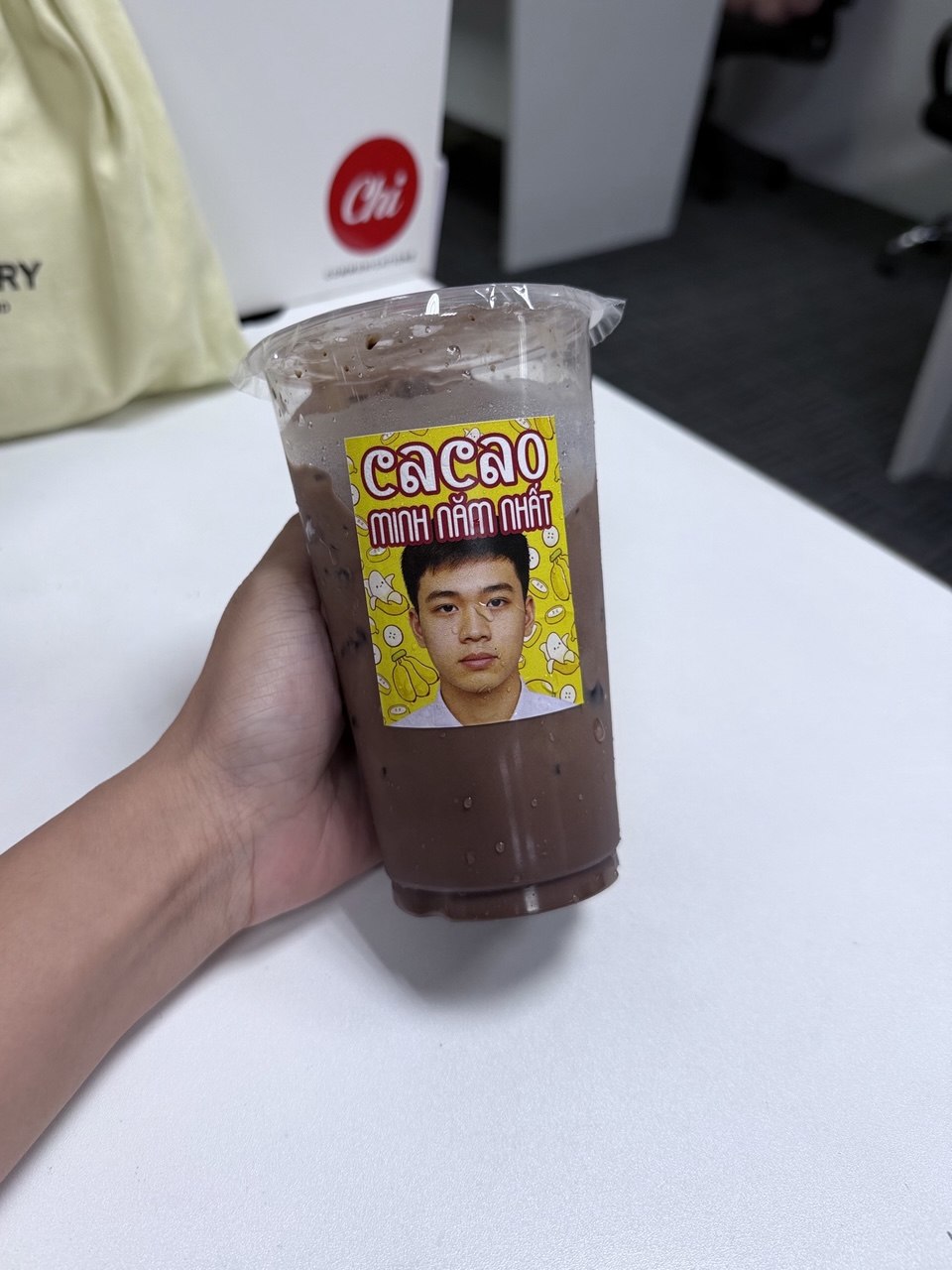 Thử tiệm cacao của sinh viên năm nhất đang gây sốt, được phong làm ông trùm marketing vì dám in mặt khắp bao bì