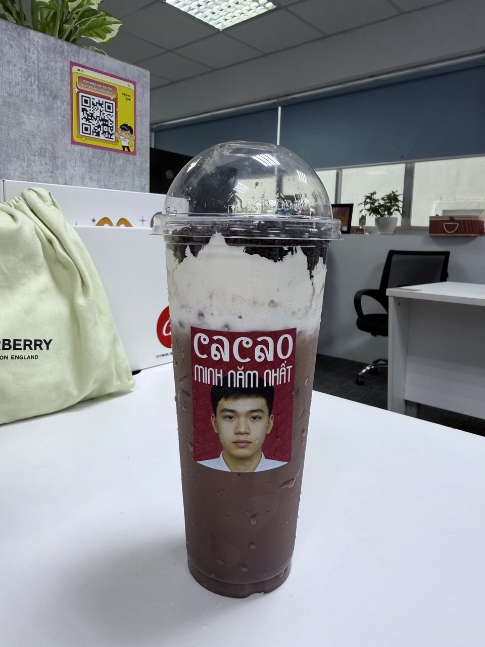 Thử tiệm cacao của sinh viên năm nhất đang gây sốt, được phong làm ông trùm marketing vì dám in mặt khắp bao bì