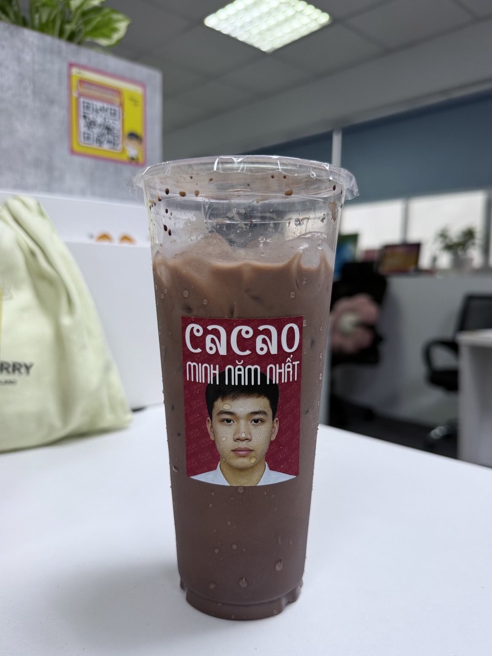 Thử tiệm cacao của sinh viên năm nhất đang gây sốt, được phong làm ông trùm marketing vì dám in mặt khắp bao bì
