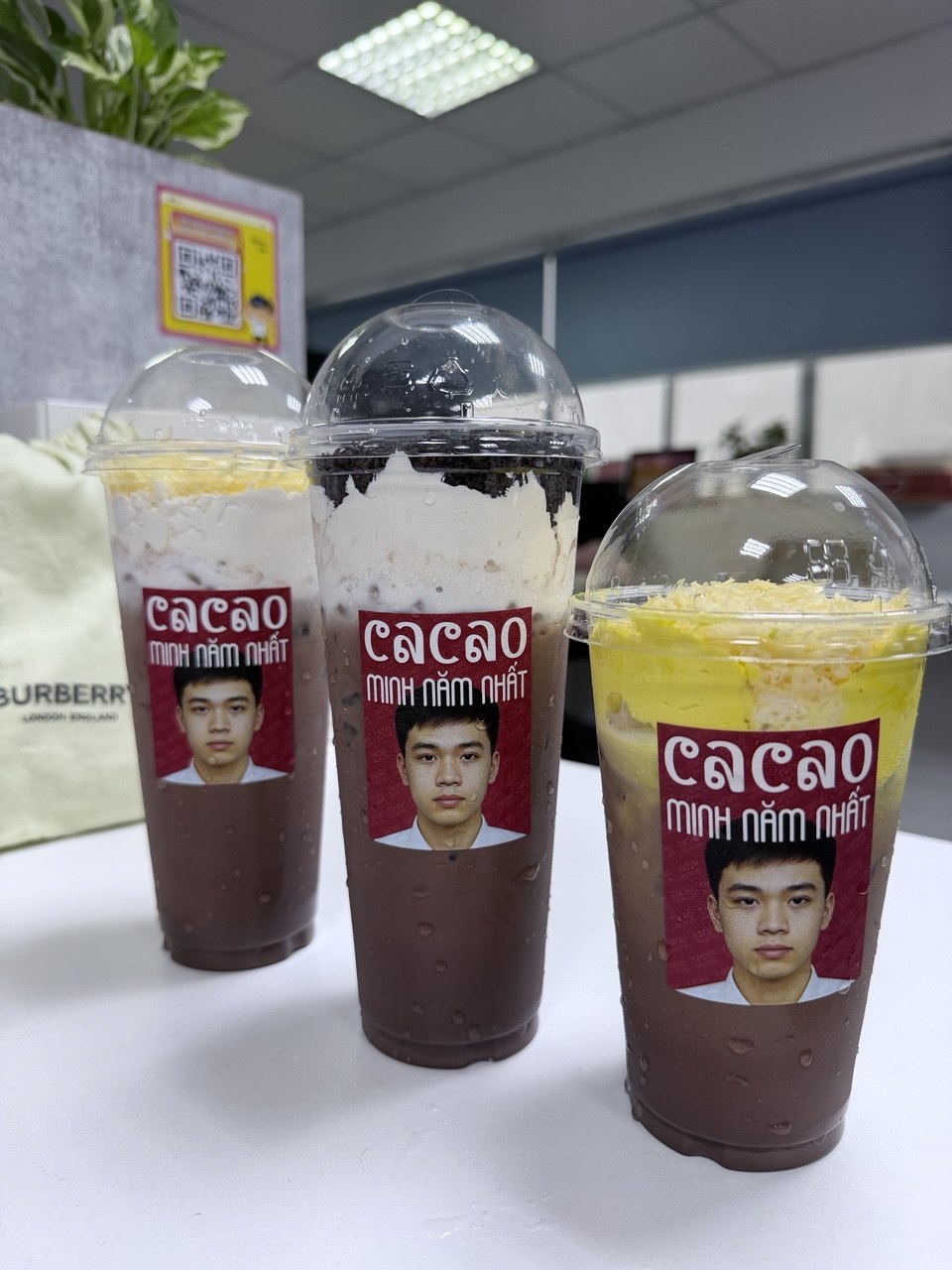 Thử tiệm cacao của sinh viên năm nhất đang gây sốt, được phong làm ông trùm marketing vì dám in mặt khắp bao bì